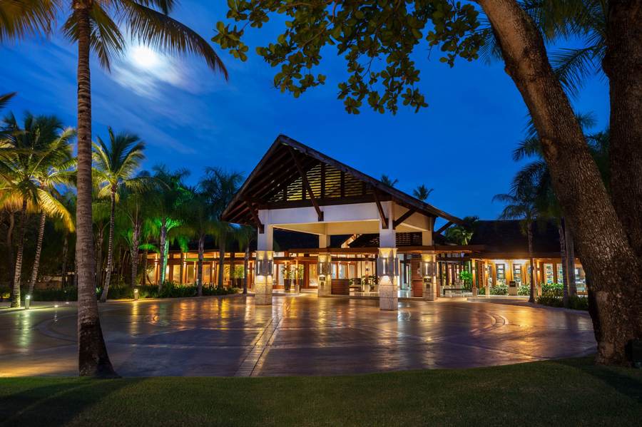 Entrada principal de Casa de Campo® al anochecer